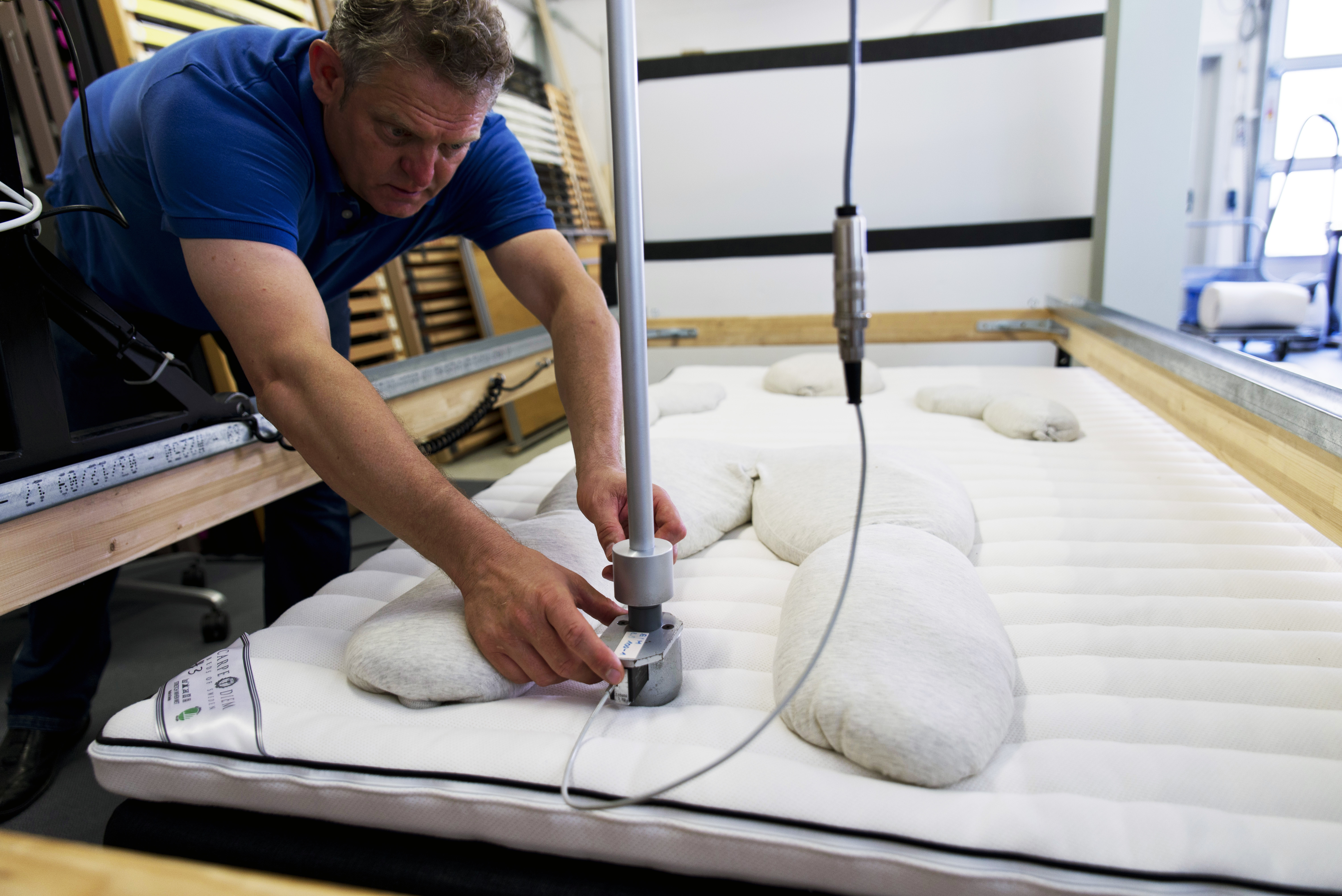 Med hjälp av olika intryckskroppar testas sängens förmåga att ge stöd åt kroppens olika delar. Foto: Tobias Meyer.