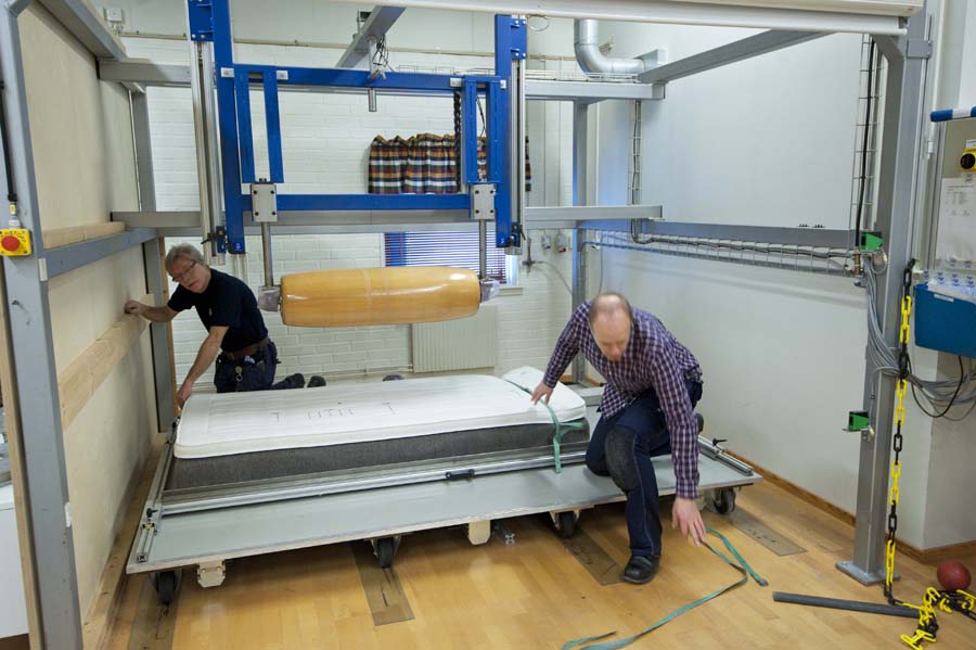 För att testa fjädringens uthållighet utsätts sängarna för 45 000 överrullningar med en 140 kg tung vals. Foto: Anna Sigge