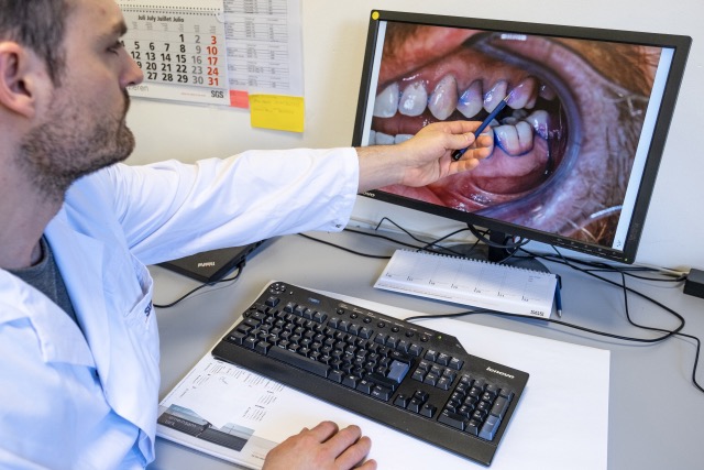 Tannlegen vurderer plakknivå ut fra høyoppløselige bilder. Foto: Tobias Meyer