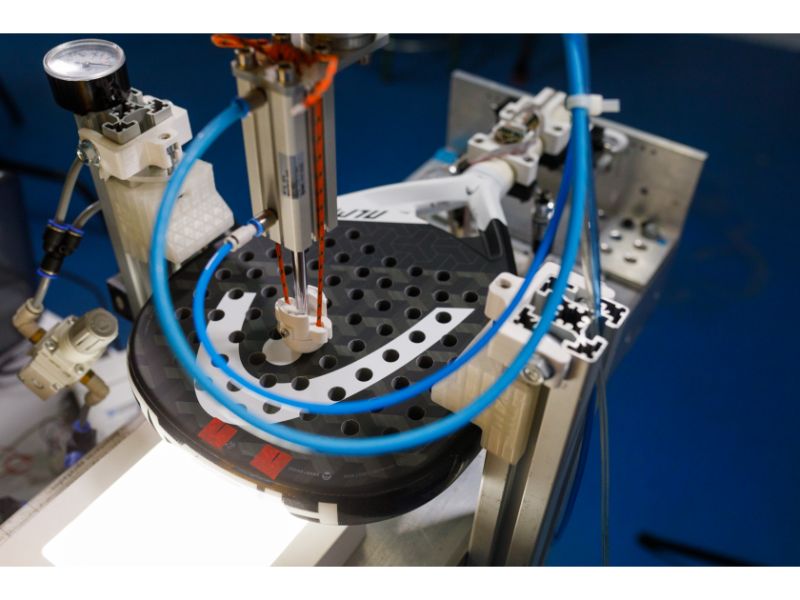 The racket is mounted on a rig to determine the characteristics with the help of a robot and various sensors. Photo: Microfilm / Antonio H. Calatayud