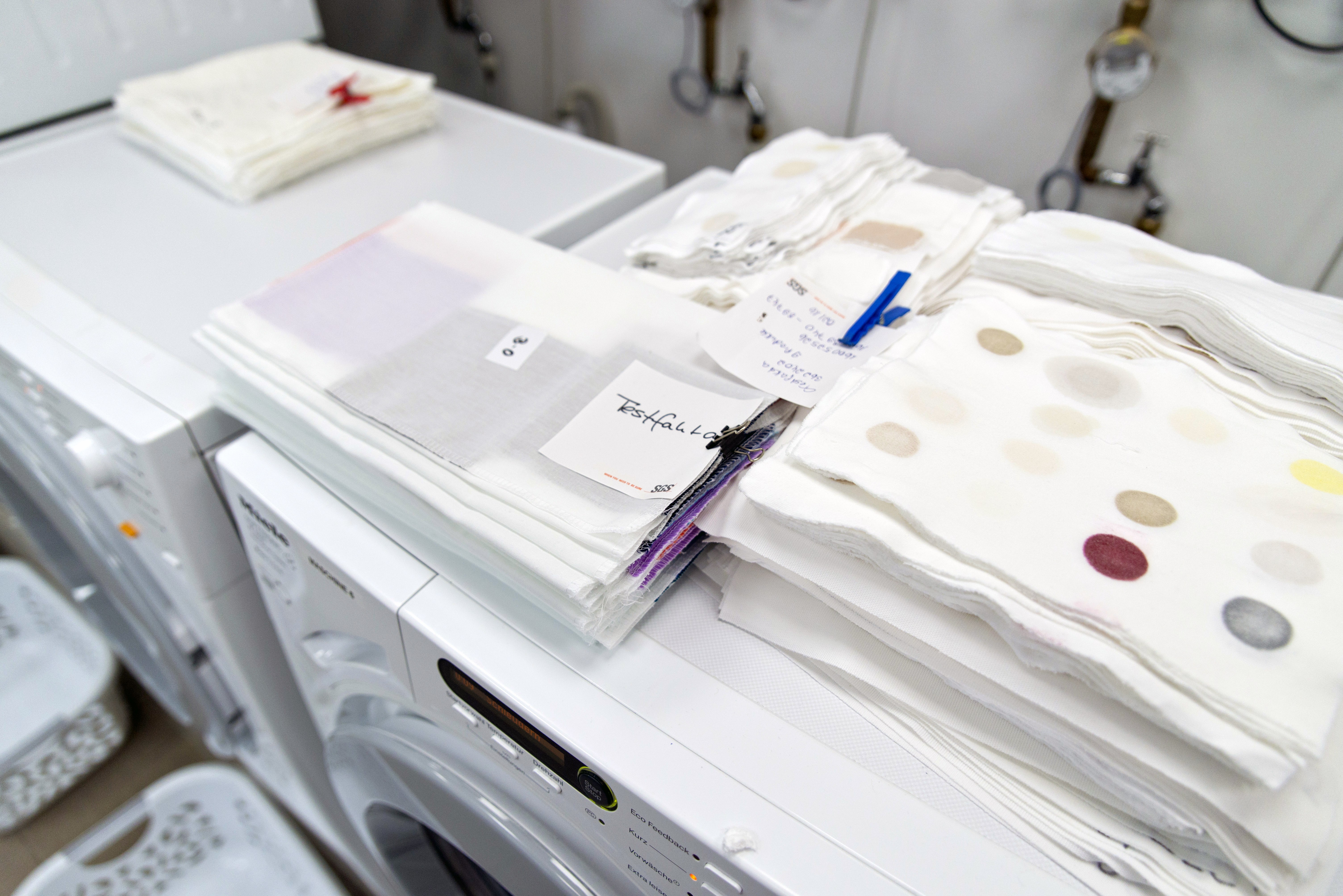 Standardised stains from Warwick Equest on cotton fabric were used in the test. Photo: Tobias Meyer