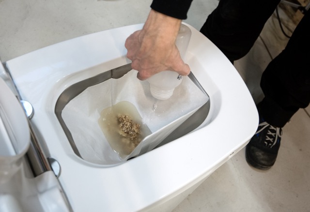 Jede Verbrennungstoilette wurde wiederholt mit den gleichen Mengen synthetischem Urin und Kot gefüllt um zu testen, wie gut jedes Modell Toilettenbesuche erfolgreich bewältigt. Foto: Anna Sigge