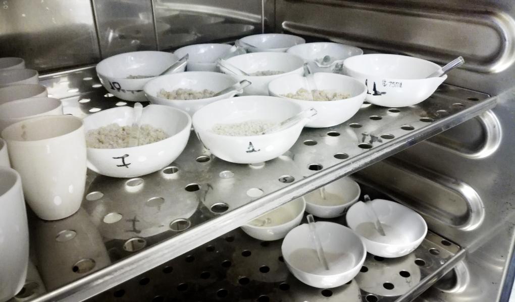 The samples are placed in a warming cabinet for analysis of bacterial growth. Photo: Foodlab