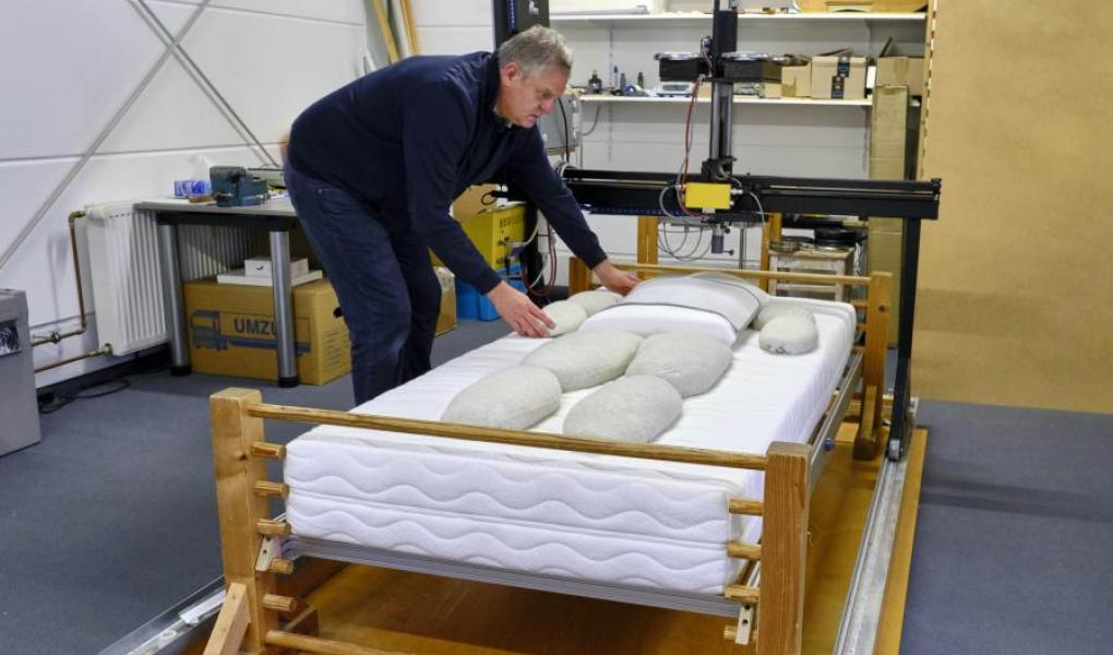 Til måling af madrassens ergonomiske egenskaber anvendes testkroppe med forskellig vægt og størrelse. Foto: Tobias Meyer