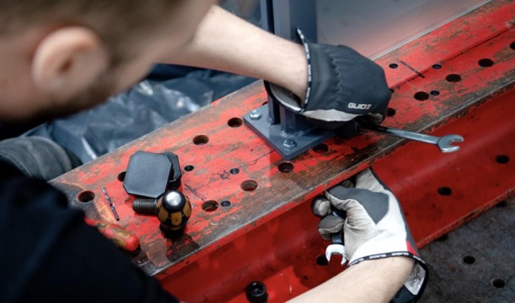 Die Glasgeländer werden im Labor aufgebaut. Foto: Anna Sigge