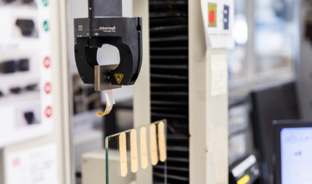 The adhesive strength is tested by measuring the force in newtons required to pull the plaster off a glass plate. Photo: Florent Ruyssen