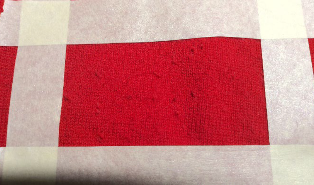 Prøveflaten på ull før fjerning av nupper.