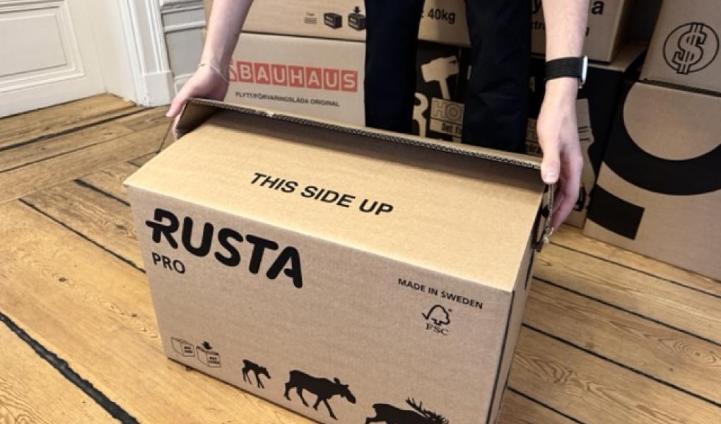 Rustan laatikossa on erityinen sulkumekanismi, jossa läpät lukittuvat kantokahvoihin. Kuva: Testfakta