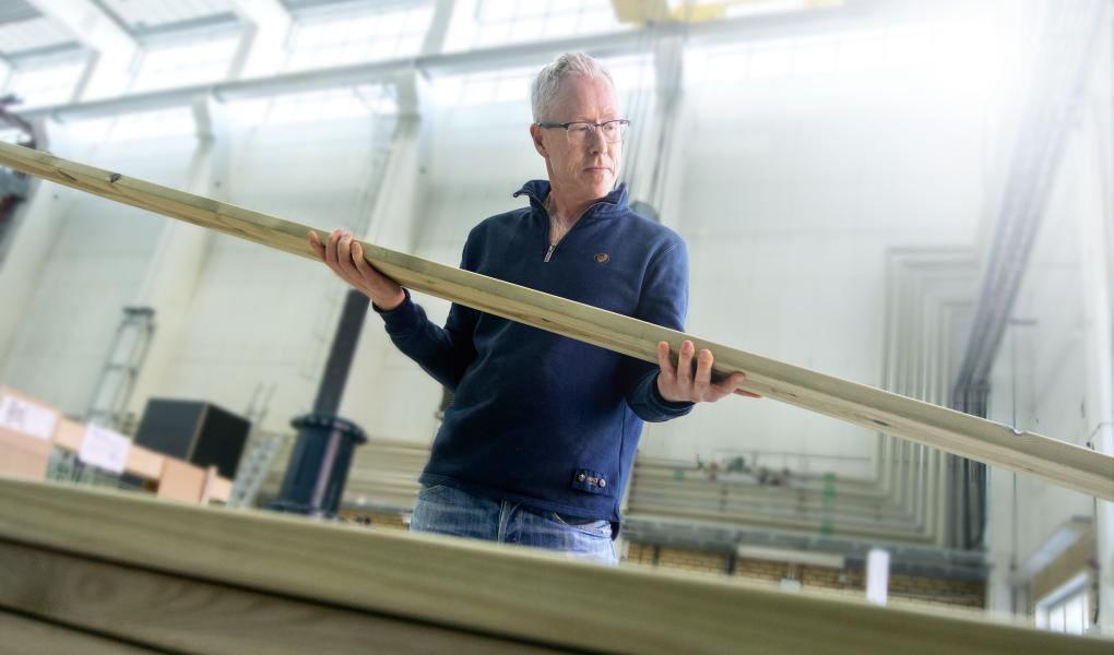 Fredrik Hansson ved RISE inspiserer kvaliteten på treverket. Foto: Anna Sigge